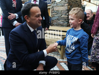 Taoiseach Leo Varadkar est accueilli par Jude Sheppard, 5, à l'arrivée à la Rath Mor Centre dans le Creggan lors de sa visite à Londonderry. Photo date : vendredi 26 octobre 2018. Voir l'activité de l'ULSTER histoire Taoiseach. Crédit photo doit se lire : Brian Lawless/PA Wire Banque D'Images