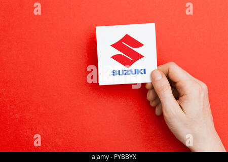 Londres, Royaume-Uni - 26 octobre 2018 : un logo de Suzuki. Suzuki est un fabricant d'automobiles. Banque D'Images