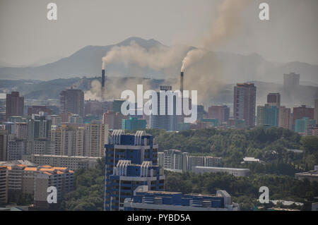 Bien que beaucoup plus brillantes, Pyongyang est encore considérée comme la capitale la plus sombre du monde. Vieilles centrales au charbon de l'ère communiste dépollution encore Banque D'Images