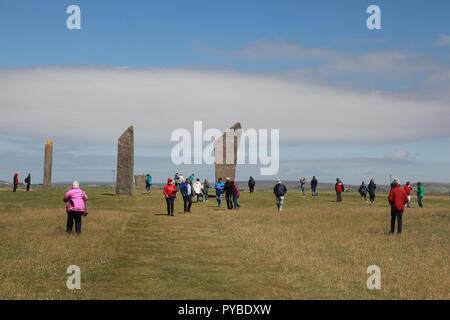 Les visiteurs de les menhirs de Stenness, un monument néolithique sur le continent de l'Orkney Islands, Scotland Banque D'Images