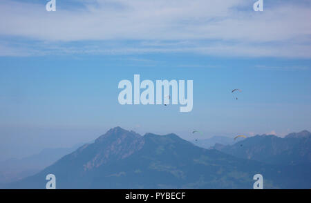 Parapente volant dans le ciel au-dessus des montagnes de la Suisse Banque D'Images