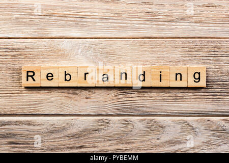 Le rebranding mot écrit sur une cale en bois. Le rebranding texte sur table, concept. Banque D'Images