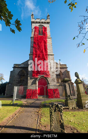 Edinburgh, Ecosse, Royaume-Uni. 26 octobre, 2018. Kirk Liberton à Édimbourg est ornée de milliers de coquelicots rouge pour marquer le centenaire de l'Armistice. Le clocher de l'église est couverte d'une solide couverture de coquelicots faite par la congrégation. Credit : Iain Masterton/Alamy Live News Banque D'Images