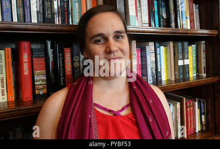 Washington, USA. 10 Oct, 2018. 10 octobre 2018, USA, Washington : Trisha Byers est libraire dans une librairie à Washington DC connue pour son orientation libérale de gauche. Le 33-year-old constate avec inquiétude l'évolution politique de la France sous la présidence de Donald Trump. Elle espère un revirement dans le prochain congrès élections le 6 novembre. (Dpa 'un pays, deux mondes - Comment Trump se divise l'Amérique" sur 26.10.2018) Crédit : Christiane Jacke/dpa/Alamy Live News Banque D'Images