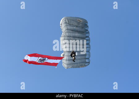 Vienne, Autriche. 26 octobre 2018. Spectacle des forces armées autrichiennes lors de la fête nationale de Vienne sur la place des héros. L'image montre les parachutistes des forces armées autrichiennes. Crédit : Franz PERC/Alay Live News Banque D'Images