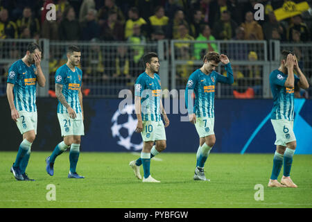 Dortmund, Allemagne. 25 octobre, 2018. De gauche à droite Diego GODIN (Atletico), Lucas HERNANDEZ (Atletico), Angel CORREA (Atletico), Antoine GRIEZMANN (Atletico), KOKE (Atletico) sont déçu, déçu, déçu, déçu, triste, frustré, frustré, frustré, plein la figure, paysage, Soccer, Ligue des Champions phase de groupes, Groupe A, journée 3, Borussia Dortmund (NE) - L'Atletico Madrid Atletico (4) : 0, le 24/10/2018 à Dortmund/Allemagne. Utilisation dans le monde entier | Credit : dpa/Alamy Live News Banque D'Images