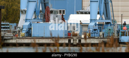 Wolgast, Allemagne. 25 octobre, 2018. 25 octobre 2018, l'Allemagne, Wolgast : deux bateaux de protection du littoral de l'Arabie Saoudite sont au chantier naval de la Peene Luerssen Groupe. Le Bremen Luerssen Groupe, auquel l'Wolgaster shipyard appartient, avait reçu les milliards de contrat pour la construction d'une flotte de nouveaux navires de patrouille de l'Arabie et commencé la construction en 2015. Credit : Stefan Sauer/dpa-Zentralbild/ZB/dpa/Alamy Live News Banque D'Images