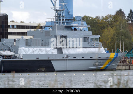 Wolgast, Allemagne. 25 octobre, 2018. 25 octobre 2018, l'Allemagne, Wolgast : un navire militaire (un navire de type inconnu) pour l'Arabie Saoudite est à l'équipement quai du chantier naval Peene. Le Bremen Luerssen Groupe, auquel l'Wolgaster shipyard appartient, avait reçu les milliards de contrat pour la construction d'une flotte de nouveaux navires de patrouille de l'Arabie et commencé la construction en 2015. Credit : Stefan Sauer/dpa-Zentralbild/ZB/dpa/Alamy Live News Banque D'Images