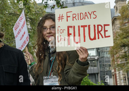 Londres, Royaume-Uni. 26 octobre 2018.Elsie Luna qui produit le Podcast Politique pour les jeunes au Royaume-Uni à l'vendredi pour protester contre l'avenir de la place du parlement appelant à une action urgente pour éviter les pires conséquences du changement climatique. Crédit : Peter Marshall/Alamy Live News Banque D'Images