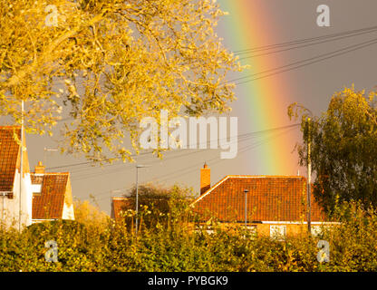 Billingham, Angleterre du Nord-Est, Royaume-Uni. 26 octobre 2018. Météo : Superbe fin d'après-midi hivernal comme arc-en-ciel gratuites soufflent dans sur une force de coup de vent du nord soufflant vers le bas à partir de l'Arctique ; apporter de l'hiver et les températures froides bitingly douches pour une grande partie de l'UK le vendredi et samedi. Credit : ALAN DAWSON/Alamy Live News Banque D'Images