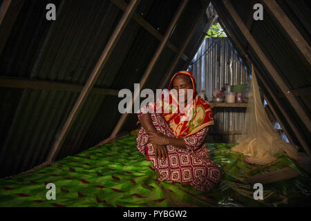 Naria, Shariatpur, au Bangladesh. 14Th Sep 2018. Khusida (50) vu à un endroit temporaire où elle vit avec son mari et ses trois enfants qu'ils ont fait par leur ancienne maison demeure après que le sol dissous dans Padma.Effets du changement climatique sont très visuel dans un pays comme le Bangladesh. En l'an 2018, une rapide érosion de la rivière s'est passé autour des zones à côté de la rivière Padma. Beaucoup de personnes ont perdu leurs maisons, leurs terres et le mode de vie. Cette érosion de la rivière rapide fait de nombreux réfugiés climatiques. Credit : Ziaul Haque Oisharjh SOPA/Images/ZUMA/Alamy Fil Live News Banque D'Images