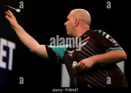 Dortmund, Allemagne. 25 octobre, 2018. firo : 25.10.2018, Dart, PDC, Unibet Championnat européen de fléchettes 2018, Dortmund Rob Cross (ENG), DART, jette la moitié de la figure, l'utilisation dans le monde entier | Crédit : afp/Alamy Live News Banque D'Images