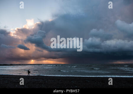 Pays de Galles Aberystwyth UK, 26/10/2018 Royaume-Uni : Météo au coucher du soleil, des nuages sombres se rassemblent sur la baie de Cardigan broodingly off Aberystwyth, menaçant de fortes pluies et d'averses de grêle à la fin d'une journée de vent du nord froid bitingly portant le premier goût de l'hiver pour une grande partie de l'UK. crédit photo Keith Morris/Alamy Live News Banque D'Images