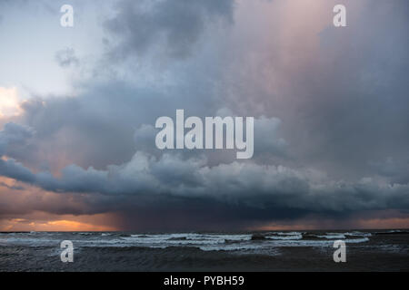 Pays de Galles Aberystwyth UK, 26/10/2018 Royaume-Uni : Météo au coucher du soleil, des nuages sombres se rassemblent sur la baie de Cardigan broodingly off Aberystwyth, menaçant de fortes pluies et d'averses de grêle à la fin d'une journée de vent du nord froid bitingly portant le premier goût de l'hiver pour une grande partie de l'UK. crédit photo Keith Morris/Alamy Live News Banque D'Images