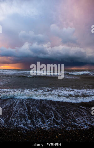 Pays de Galles Aberystwyth UK, 26/10/2018 Royaume-Uni : Météo au coucher du soleil, des nuages sombres se rassemblent sur la baie de Cardigan broodingly off Aberystwyth, menaçant de fortes pluies et d'averses de grêle à la fin d'une journée de vent du nord froid bitingly portant le premier goût de l'hiver pour une grande partie de l'UK. crédit photo Keith Morris/Alamy Live News Banque D'Images