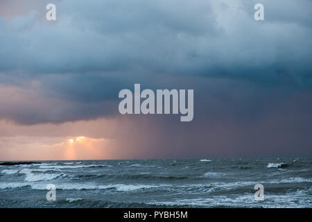 Pays de Galles Aberystwyth UK, 26/10/2018 Royaume-Uni : Météo au coucher du soleil, des nuages sombres se rassemblent sur la baie de Cardigan broodingly off Aberystwyth, menaçant de fortes pluies et d'averses de grêle à la fin d'une journée de vent du nord froid bitingly portant le premier goût de l'hiver pour une grande partie de l'UK. crédit photo Keith Morris/Alamy Live News Banque D'Images