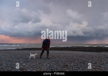 Pays de Galles Aberystwyth UK, 26/10/2018 Royaume-Uni : Météo au coucher du soleil, des nuages sombres se rassemblent sur la baie de Cardigan broodingly off Aberystwyth, menaçant de fortes pluies et d'averses de grêle à la fin d'une journée de vent du nord froid bitingly portant le premier goût de l'hiver pour une grande partie de l'UK. crédit photo Keith Morris/Alamy Live News Banque D'Images