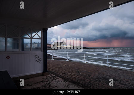 Pays de Galles Aberystwyth UK, 26/10/2018 Royaume-Uni : Météo au coucher du soleil, des nuages sombres se rassemblent sur la baie de Cardigan broodingly off Aberystwyth, menaçant de fortes pluies et d'averses de grêle à la fin d'une journée de vent du nord froid bitingly portant le premier goût de l'hiver pour une grande partie de l'UK. crédit photo Keith Morris/Alamy Live News Banque D'Images