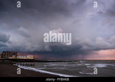 Pays de Galles Aberystwyth UK, 26/10/2018 Royaume-Uni : Météo au coucher du soleil, des nuages sombres se rassemblent sur la baie de Cardigan broodingly off Aberystwyth, menaçant de fortes pluies et d'averses de grêle à la fin d'une journée de vent du nord froid bitingly portant le premier goût de l'hiver pour une grande partie de l'UK. crédit photo Keith Morris/Alamy Live News Banque D'Images