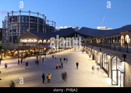 Kings Cross, London, UK. 26Th Oct 2018. Les personnes à la recherche autour de la nouvelle gare de triage du charbon à Kings Cross, le premier jour de l'ouverture. Patrimoine industriel se combinent avec l'architecture moderne pour donner une incroyable expérience de shopping et mode de vie. Credit : Monica Wells/Alamy Live News Banque D'Images