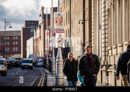 (181026) -- DUBLIN, 26 octobre 2018 (Xinhua) -- des affiches des candidats aux élections présidentielles sont vus dans une rue de Dublin, Irlande, le 26 octobre 2018. L'élection présidentielle de l'Irlande a donné le coup d'ici vendredi matin comme prévu, les médias locaux ont déclaré RTE. (Xinhua) Banque D'Images