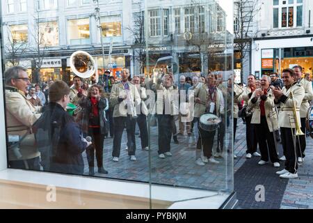 Cork, Irlande. 26Th Oct, 2018. Guinness Cork Jazz Festival Jour 1, la ville de Cork. Photographié ici est peut jour Jazz Band de Bergen op Zoom, l'Neatherlands, soutenir ses collègues Paul musican Microscopiquement, cernes délimités sur St Patricks Street. Aujourd'hui vu les gens occuper les rues de la ville de Cork comme le Guinness Cork Jazz Festival a commencé. Credit : Damian Coleman/Alamy Live News. Banque D'Images