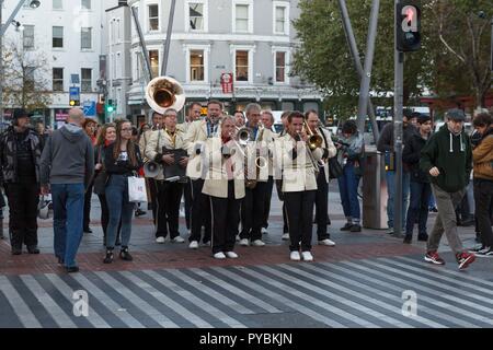 Cork, Irlande. 26Th Oct, 2018. Photographié ici est peut jour Jazz Band de Bergen op Zoom, l'Neatherlands préformage sur Grand Parade. Guinness Cork Jazz Festival Jour 1, la ville de Cork. Aujourd'hui vu les gens occuper les rues de la ville de Cork comme le Guinness Cork Jazz Festival a commencé. Credit : Damian Coleman/Alamy Live News. Banque D'Images