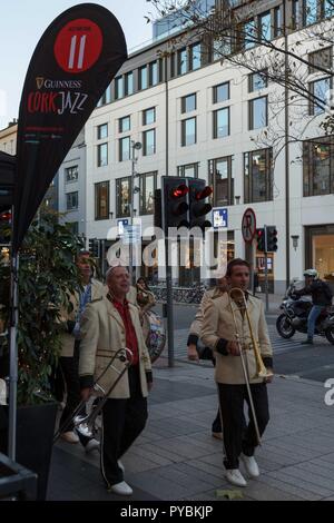 Cork, Irlande. 26Th Oct, 2018. Photographié ici est peut jour Jazz Band de Bergen op Zoom, l'Neatherlands préformage sur Grand Parade. Guinness Cork Jazz Festival Jour 1, la ville de Cork. Aujourd'hui vu les gens occuper les rues de la ville de Cork comme le Guinness Cork Jazz Festival a commencé. Credit : Damian Coleman/Alamy Live News. Banque D'Images