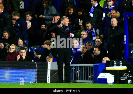 Aston Villa Manager Dean Smith a l'air frustré de son équipe comme il a l'air sur de la ligne de touche. Match de championnat Skybet EFL, Queens Park Rangers v Aston Villa à Loftus Road stadium à Londres le vendredi 26 octobre 2018. Cette image ne peut être utilisé qu'à des fins rédactionnelles. Usage éditorial uniquement, licence requise pour un usage commercial. Aucune utilisation de pari, de jeux ou d'un seul club/ligue/dvd publications. pic par Steffan Bowen/Andrew Orchard la photographie de sport/Alamy live news Banque D'Images