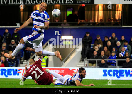 Toni Leistner des Queens Park Rangers (L) à la tête d'une chance de but. Match de championnat Skybet EFL, Queens Park Rangers v Aston Villa à Loftus Road stadium à Londres le vendredi 26 octobre 2018. Cette image ne peut être utilisé qu'à des fins rédactionnelles. Usage éditorial uniquement, licence requise pour un usage commercial. Aucune utilisation de pari, de jeux ou d'un seul club/ligue/dvd publications. pic par Steffan Bowen/Andrew Orchard la photographie de sport/Alamy live news Banque D'Images