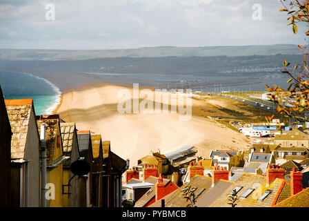 Portland, UK. 26 octobre 2018. La lumière du soleil et l'ombre sur la plage de Chesil pommelé et froide journée lumineuse pour l'Île de Portland, dans le Dorset Crédit : Stuart fretwell/Alamy Live News Banque D'Images