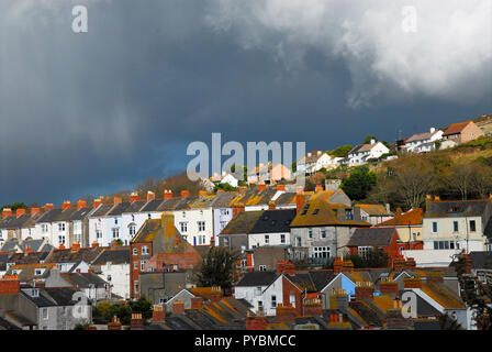 Portland, UK. 26 octobre 2018. Nuages tourner noir sur Fortuneswell en pluie se déplace dans à l'Île de Portland, dans le Dorset Crédit : Stuart fretwell/Alamy Live News Banque D'Images