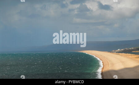 Portland, UK. 26 octobre 2018. La lumière du soleil et l'ombre sur la plage de Chesil pommelé et froide journée lumineuse pour l'Île de Portland, dans le Dorset Crédit : Stuart fretwell/Alamy Live News Banque D'Images