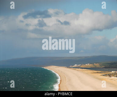 Portland, UK. 26 octobre 2018. La lumière du soleil et l'ombre sur la plage de Chesil pommelé et froide journée lumineuse pour l'Île de Portland, dans le Dorset Crédit : Stuart fretwell/Alamy Live News Banque D'Images