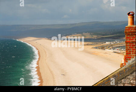 Portland, UK. 26 octobre 2018. La lumière du soleil et l'ombre sur la plage de Chesil pommelé et froide journée lumineuse pour l'Île de Portland, dans le Dorset Crédit : Stuart fretwell/Alamy Live News Banque D'Images