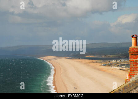 Portland, UK. 26 octobre 2018. La lumière du soleil et l'ombre sur la plage de Chesil pommelé et froide journée lumineuse pour l'Île de Portland, dans le Dorset Crédit : Stuart fretwell/Alamy Live News Banque D'Images