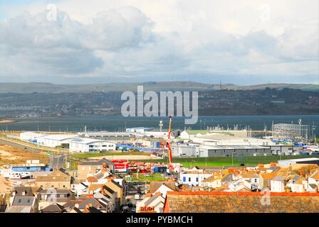 Portland, UK. 26 octobre 2018. Rainclouds jettent une ombre sur le port de Portland profonde alors que l'automne fête foraine reste sunlit Crédit : Stuart fretwell/Alamy Live News Banque D'Images