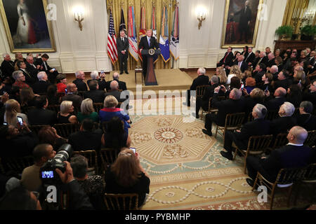 Washington, District de Columbia, Etats-Unis. 25 octobre, 2018. Le Président des Etats-Unis, Donald J. Trump organise une réception commémorant le 35e anniversaire de l'attaque sur la Caserne de Beyrouth avec le secrétaire de la Défense James Mattis (L) dans l'East Room de la Maison Blanche le 25 octobre 2018 à Washington, DC. Le 23 octobre 1983, deux camions piégés ont frappé les bâtiments abritant Force multinationale (FMN) au Liban, tuant 241 soldats américains et 58 soldats français et 6 civils Crédit : Chip Somodevilla/CNP/ZUMA/Alamy Fil Live News Banque D'Images