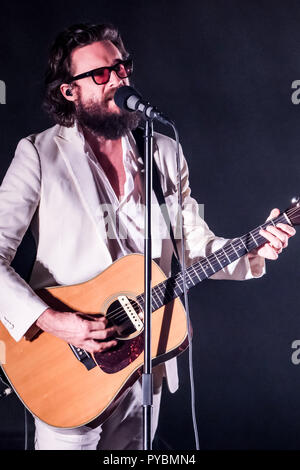 Gateshead, Royaume-Uni. 26 octobre 2018. Le Père John Misty (Josh Tillman) effectue au Sage Gateshead le 26 octobre 2018. Crédit : Thomas Jackson/Alamy Live News Banque D'Images