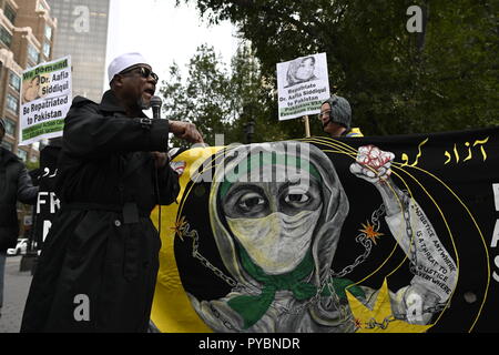 New York, USA. 26 octobre 2018. Saalakhan El-Hajj Mauri, directeur des opérations de la Fondation Aafia, prend la parole lors d'un rassemblement près de l'Organisation des Nations Unies appelant à la libération d'Aafia Siddiqui, un neuroscientifique pakistanais de 86 ans, purgeait une peine de prison aux Etats-Unis. Pour sa prétendue agression sur USA. en Afghanistan. Saalakhan Aafia Siddiqui a décrit comme un "plus avancés" Malala Yousafzai. Crédit : Joseph Reid/Alamy Live News Banque D'Images