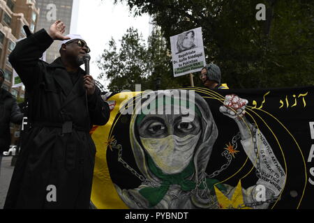 New York, USA. 26 octobre 2018. Saalakhan El-Hajj Mauri, directeur des opérations de la Fondation Aafia, prend la parole lors d'un rassemblement près de l'Organisation des Nations Unies appelant à la libération d'Aafia Siddiqui, un neuroscientifique pakistanais de 86 ans, purgeait une peine de prison aux Etats-Unis. Pour sa prétendue agression sur USA. en Afghanistan. Saalakhan Aafia Siddiqui a décrit comme un "plus avancés" Malala Yousafzai. Crédit : Joseph Reid/Alamy Live News Banque D'Images