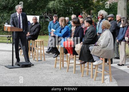 Flushing, Queens, New York, USA, 26 octobre 2018 - Le maire Bill De Blasio, Queens Borough Président Melinda Katz, commissaire des parcs de New York Mitchell J. Silver, FACIP et membre du Conseil Peter Koo annoncer la conception des plans pour un projet de 1,63 million de dollars à la reconstruction d'une plaza commémorative à l'emplacement de l'Olde Towne de cimetière de rinçage dans le Queens. Photos : Luiz Rampelotto/EuropaNewswire | Conditions de crédit dans le monde entier : dpa photo alliance/Alamy Live News Banque D'Images