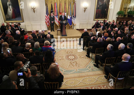 Washington DC, USA. 26Th Oct, 2018. Le Président des Etats-Unis, Donald J. Trump organise une réception commémorant le 35e anniversaire de l'attaque sur la Caserne de Beyrouth avec le secrétaire de la Défense James Mattis (L) dans l'East Room de la Maison Blanche le 25 octobre 2018 à Washington, DC. Le 23 octobre 1983, deux camions piégés ont frappé les bâtiments abritant Force multinationale (FMN) au Liban, tuant 241 soldats américains et 58 soldats français et 6 civils. Credit : Chip Somodevilla/Piscine via CNP Crédit : MediaPunch MediaPunch /Inc/Alamy Live News Banque D'Images