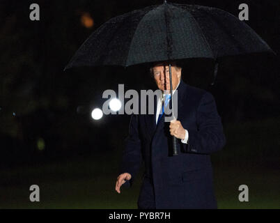 Washington DC, USA. 26 octobre 2018. Le Président des Etats-Unis, Donald J. Trump retourne à la Maison Blanche après avoir assisté à un rassemblement politique à Charlotte, NC. (Chris Kleponis / Polaris)United States Président Donald J. Trump retourne à la Maison Blanche à Washington, DC Après avoir assisté à un rassemblement politique à Charlotte (Caroline du Nord) le vendredi, Octobre 26, 2018. Crédit : Chris Kleponis/Piscine via CNP | Conditions de crédit dans le monde entier : dpa photo alliance/Alamy Live News Banque D'Images