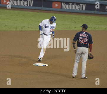 Los Angeles, USA. 27 Oct, 2018. Max Muncy # 13 de la séries des Dodgers de Los Angeles, les bases après avoir frappé un circuit solo à pied à la 18e manche pour battre les Red Sox de Boston dans le jeu 3 de la Série mondiale 2018 au Dodger Stadium le Vendredi, Octobre 26, 2018 à Los Angeles, Californie.Los Angeles Dodgers a gagné le match en 18 manche pour être le plus long jeu World Series.ARMANDO Armando Arorizo ARORIZO : Crédit/Prensa Internacional/ZUMA/Alamy Fil Live News Banque D'Images