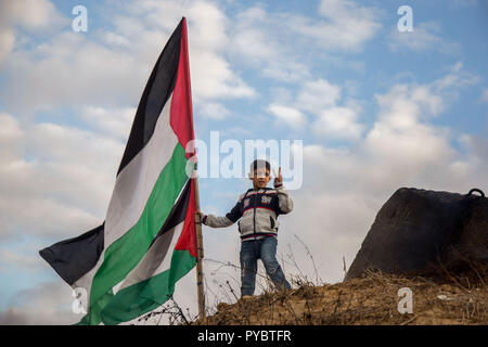 La bande de Gaza, en Palestine. 22 octobre, 2018. Un enfant palestinien manifestant vu tenant un drapeau pendant la manifestation.Des centaines de Palestiniens protestent contre le blocus israélien lors de la manifestation hebdomadaire de marche du retour. Credit : Yousef Masoud SOPA/Images/ZUMA/Alamy Fil Live News Banque D'Images