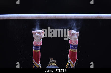 Doha, Qatar. 27 Oct, 2018. Fonction, image de décoration : Patricia Dumont barres asymétriques, magnésie, mains. GES/gym/Championnats du monde de gymnastique à Doha, Qualification, 27.10.2018 - GES/Gymnastique Artistique Gymnastique/Championnats du Monde : 27.10.2018 - utilisation dans le monde entier | Credit : dpa/Alamy Live News Banque D'Images