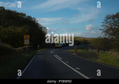 Llandegley, UK. 27 octobre 2018. Air Ambulance atterrit sur l'A44 près de Llandegley pour traiter un motocycliste après un accident sur un coude. La police et une ambulance étaient également présents. Pas de détails disponibles.Credit : Keith Larby/Alamy Live News Banque D'Images