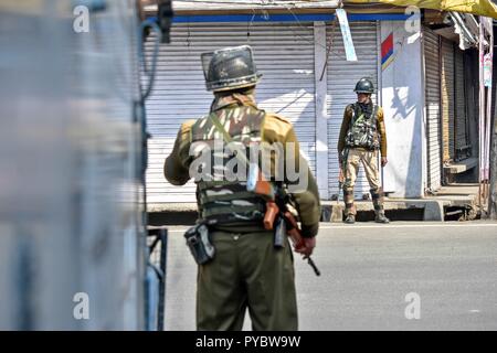 Srinagar, Cachemire sous administration indienne. 27 octobre 2018. Troopers paramilitaires montent la garde pendant le couvre-feu.vallée du Cachemire est sous couvre-feu contrôle en réponse à la résistance islamique a appelé les dirigeants de la population musulmane pour marquer le 27 octobre comme un "Jour noir'' du Cachemire alors que les autorités indiennes célèbrent le 71e anniversaire comme il de déployer des troupes à Srinagar. Credit : Saqib Majeed/SOPA Images/ZUMA/Alamy Fil Live News Banque D'Images