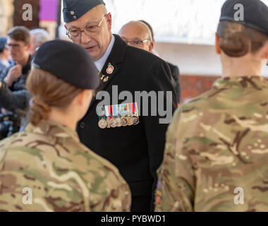 Brentwood, Royaume-Uni. 27 octobre 2018. Royal British Legion Poppy lancement appel Brentwood, Essex Une veetran RAF parle de cadets au crédit luanch Ian Davidson/Alamy Live News Banque D'Images